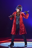 伊藤純奈（乃木坂46）扮する七色いんこ。