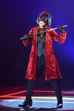 伊藤純奈（乃木坂46）扮する七色いんこ。