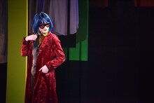 伊藤純奈（乃木坂46）扮する七色いんこ。