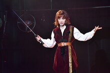 伊藤純奈（乃木坂46）扮する七色いんこ。