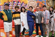 フジテレビ系「坂上どうぶつ王国」出演者。左から野性爆弾くっきー、高橋海人、片平なぎさ、坂上忍、サンドウィッチマン、堀田真由。