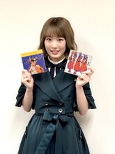 小池美波。右手に持っているのは1stアルバム「イエロー・マジック・オーケストラ」のアメリカ盤、左手に持っているのはライブアルバム「パブリック・プレッシャー / 公的抑圧」。