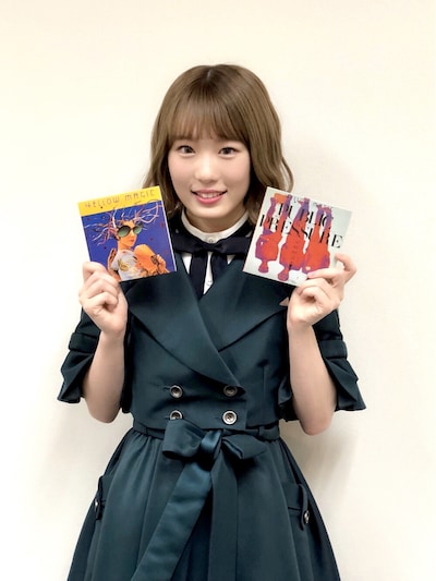 小池美波。右手に持っているのは1stアルバム「イエロー・マジック・オーケストラ」のアメリカ盤、左手に持っているのはライブアルバム「パブリック・プレッシャー / 公的抑圧」。