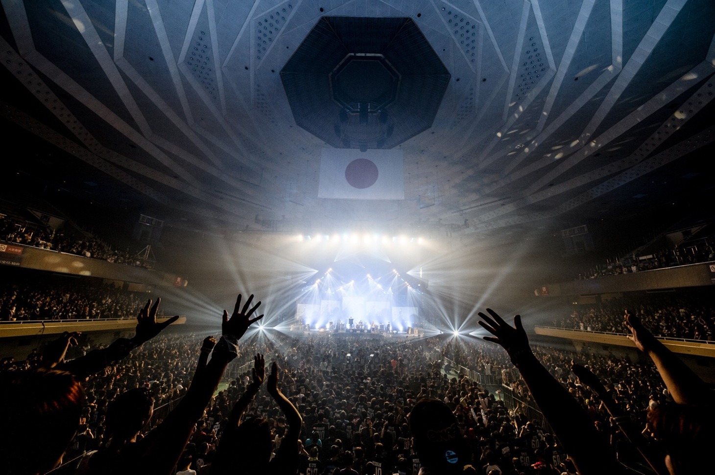 ROTTENGRAFFTY「ROTTENGRAFFTY PLAY ALL AROUND JAPAN TOUR 2018 in 日本武道館」の様子。（Photo by Yukihide"JON…"Takimoto）