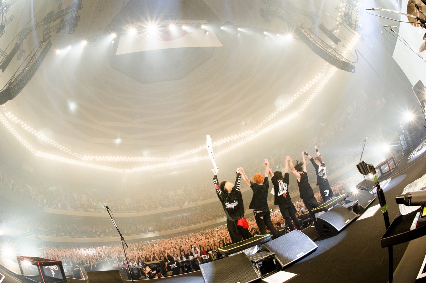 ROTTENGRAFFTY「ROTTENGRAFFTY PLAY ALL AROUND JAPAN TOUR 2018 in 日本武道館」の様子。（Photo by Yukihide"JON…"Takimoto）