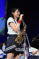 サックスを持って話す瀧野由美子。(c)STU