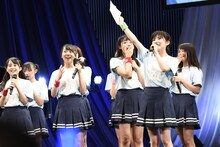 STU48の2ndシングル発売決定を発表する岡田奈々と、喜ぶメンバー。(c)STU