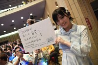 メッセージを掲げる岡田奈々。(c)STU