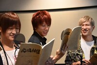 左から赤飯（Vo）、mao（B）、ぽにきんぐだむ（G, Vo）。