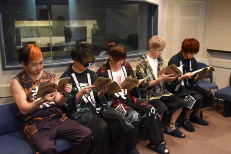 台本を読み込むメンバー。