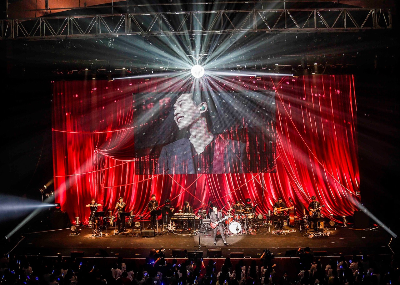 イ・ジョンヒョン（from CNBLUE）のライブの様子。