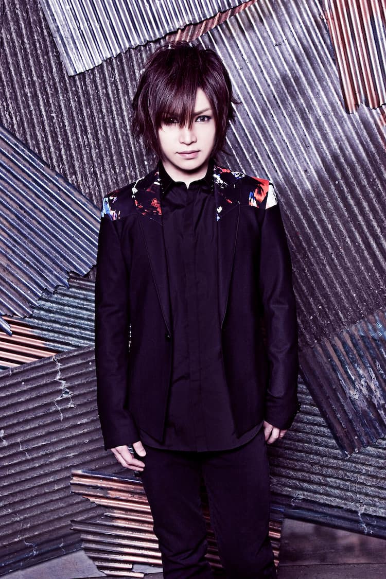 ゴールデンボンバー鬼龍院翔がこれまでの“個人資産”をセルフカバー - 音楽ナタリー