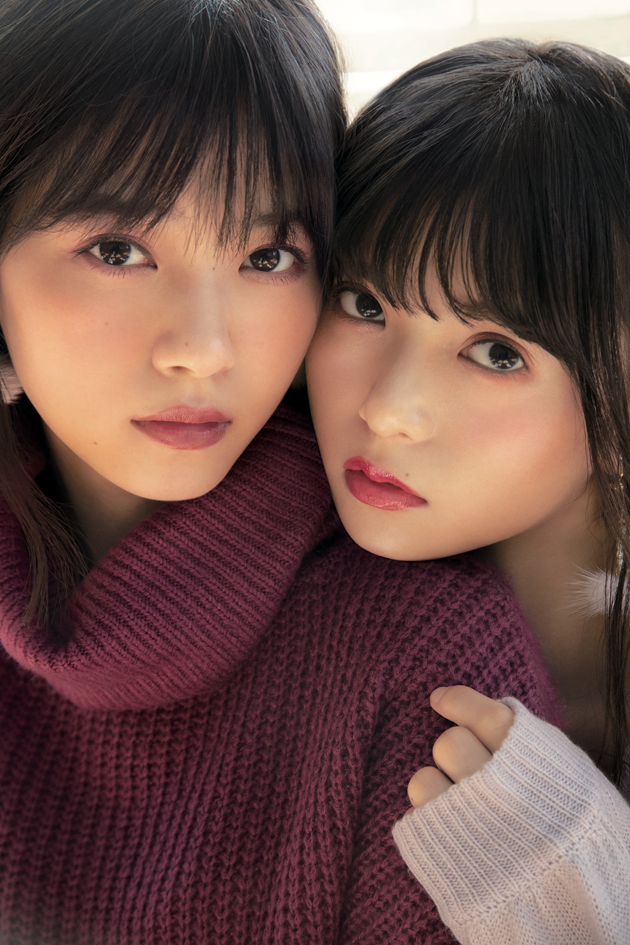 GRLのセーターを着て身を寄せ合う西野七瀬（左）と齋藤飛鳥（右）。