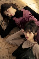 GRL非売品カタログ掲載カット。身を寄せ合う西野七瀬（奥）と齋藤飛鳥（手前）。