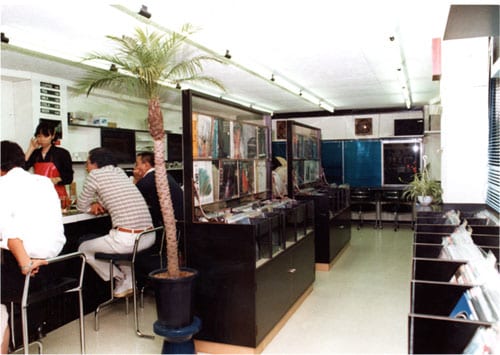 オープン当時のジャニスの店内。店の半分が喫茶コーナーで、左側のカウンター席でコーヒーなどを提供していた。（写真提供：ジャニス）