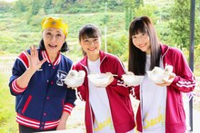 左から小林幸子、本間日陽、日下部愛菜。(c)AKS