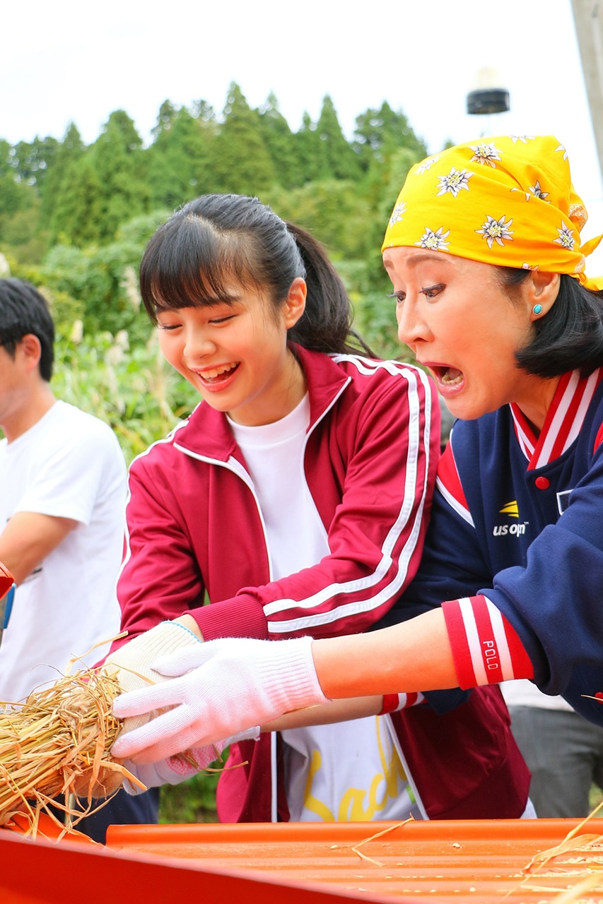 脱穀を行う本間日陽（左）、小林幸子（右）。(c)AKS