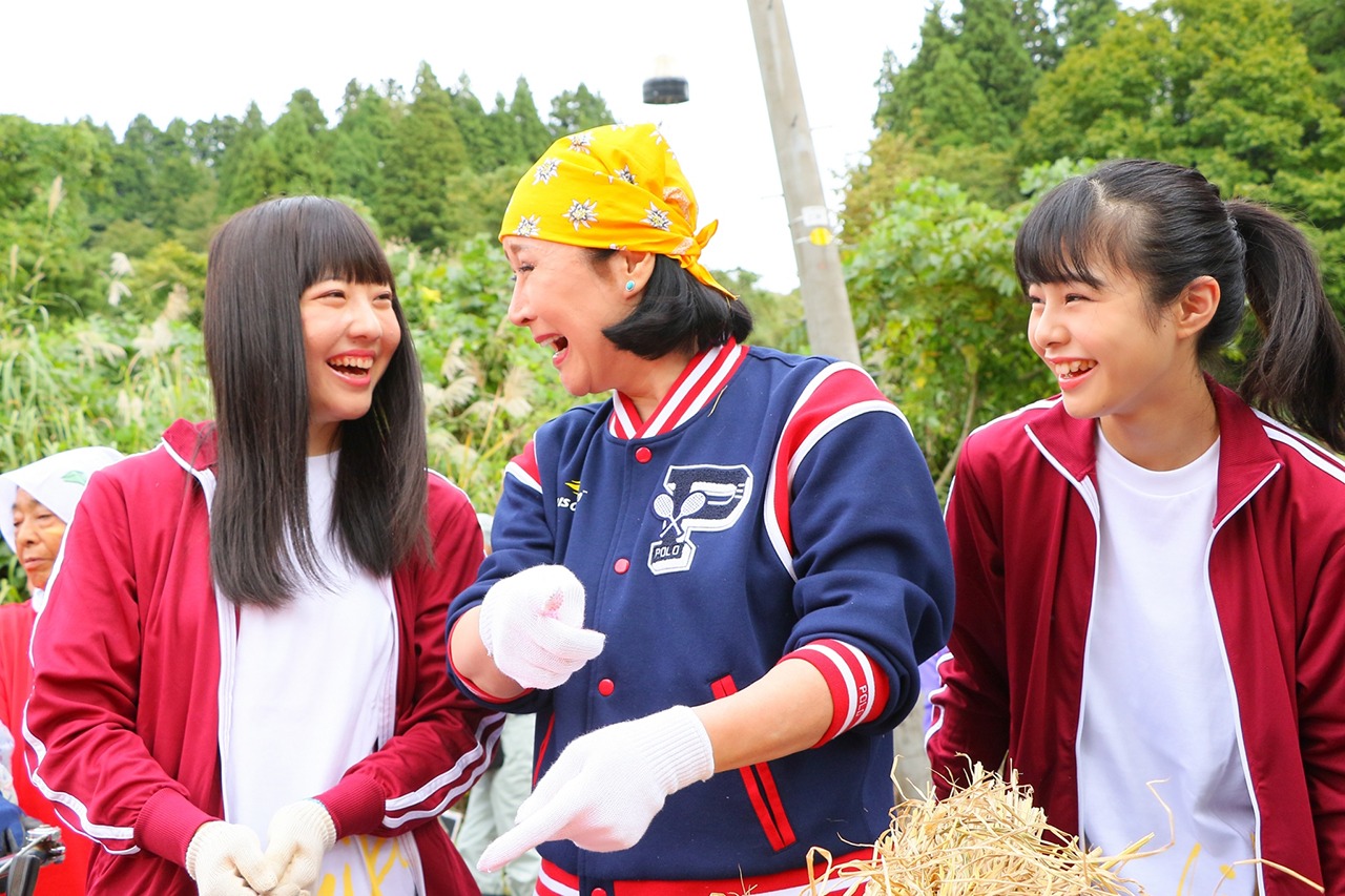 左から日下部愛菜、小林幸子、本間日陽。(c)AKS