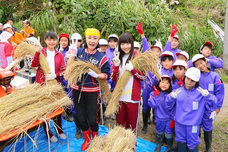「小林幸子田」で小林幸子や地元の小学生と脱穀を行った本間日陽、日下部愛菜。(c)AKS