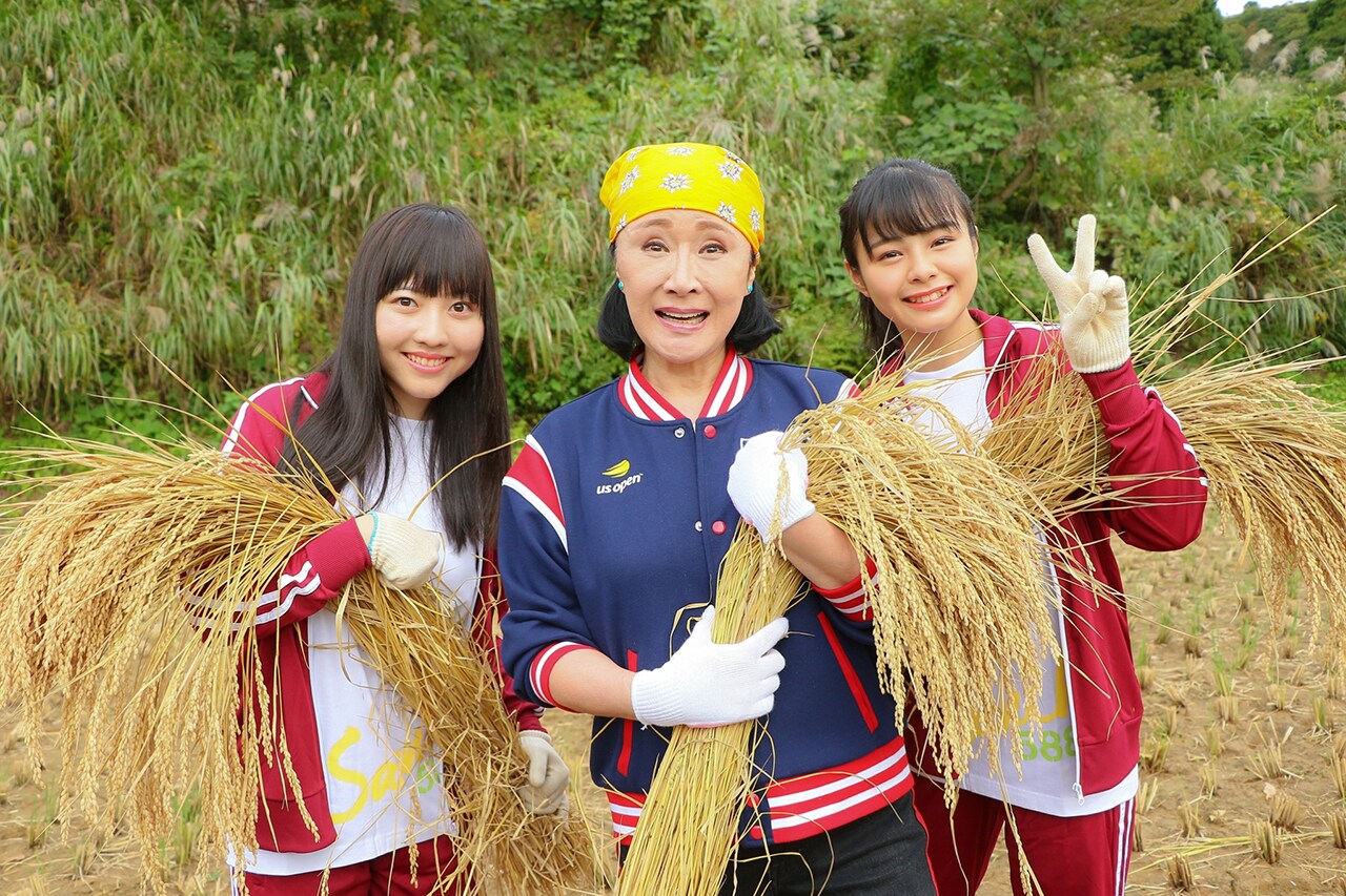 NGT48日下部愛菜、本間日陽が小林幸子と脱穀