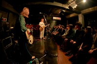 「yonige ミニアルバム『HOUSE』発売記念 プレミアムライブ "YONIGE no NIGEBA"」の様子。（撮影：太田好治）