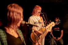 「yonige ミニアルバム『HOUSE』発売記念 プレミアムライブ "YONIGE no NIGEBA"」の様子。（撮影：太田好治）