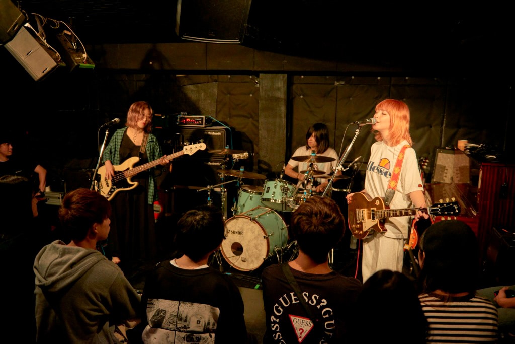 yonige、“NIGEBA”で60人を前に「HOUSE」収録曲披露