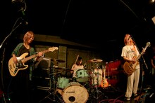 「yonige ミニアルバム『HOUSE』発売記念 プレミアムライブ "YONIGE no NIGEBA"」の様子。（撮影：太田好治）