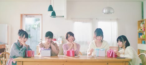 Love Cocchi「Love Docchi▽」ミュージックビデオのワンシーン。