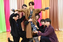 タクヤ（中央）を支えるタクヤ大好き芸人の5人。