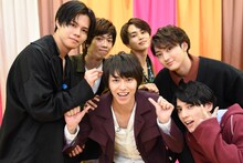 タカシ（中央）を囲むタカシ大好き芸人の5人。