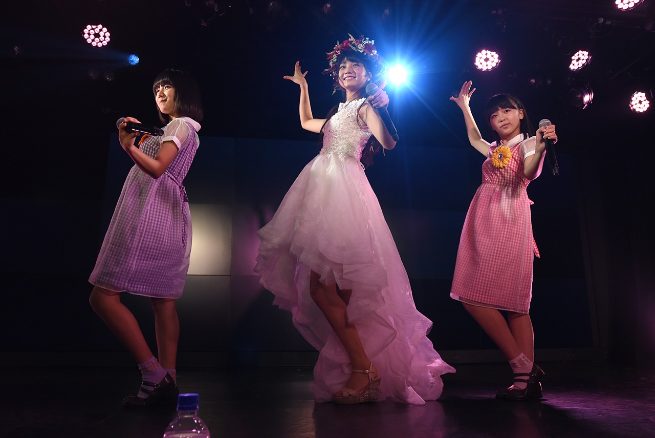 渡辺満里奈 with おニャン子クラブ「深呼吸して」を披露する寺島和花、阿部かれん、井上姫月。