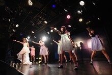 「ハコイリ▽ムスメ阿部かれん卒業公演～愛しい君とあの日の約束～」の様子。