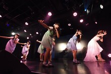 「ハコイリ▽ムスメ阿部かれん卒業公演～愛しい君とあの日の約束～」の様子。