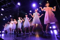 「ハコイリ▽ムスメ阿部かれん卒業公演～愛しい君とあの日の約束～」の様子。