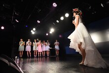 メンバーから手紙と花束を受け取る阿部かれん（右端）。