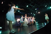 「ハコイリ▽ムスメ阿部かれん卒業公演～愛しい君とあの日の約束～」の様子。