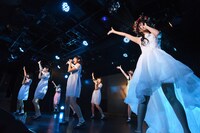 「ハコイリ▽ムスメ阿部かれん卒業公演～愛しい君とあの日の約束～」の様子。