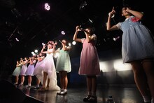 「以上、私たちハコイリ▽ムスメでした」という締めの挨拶をするハコイリ▽ムスメ。