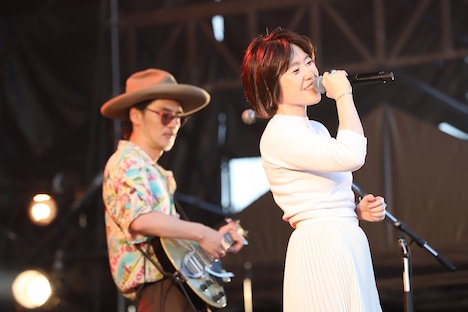 左から森雅樹（G）、中納良恵（Vo / EGO-WRAPPIN'）。