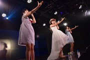 アイドリング!!!「春色の空」を披露する星里奈、阿部かれん、戸羽望実。