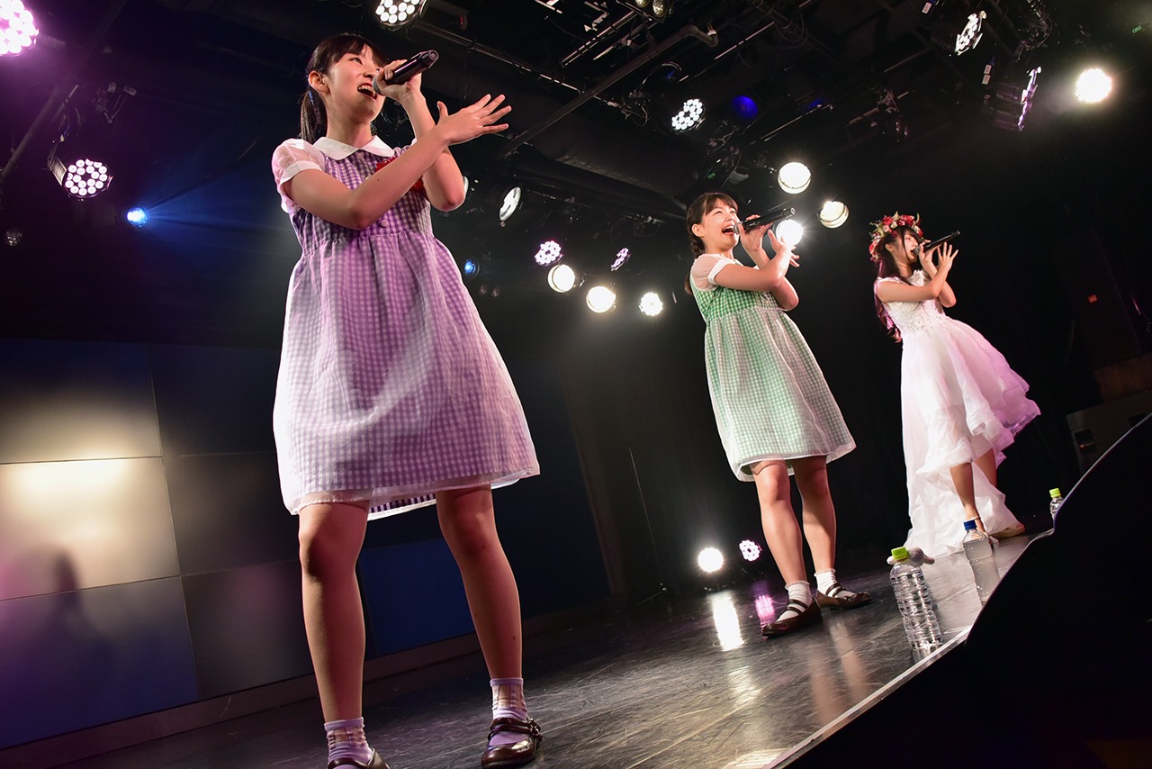 Qlair「お引っ越し」を披露する星里奈、我妻桃実、阿部かれん。
