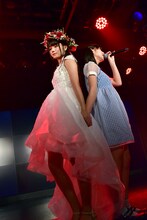 斉藤由貴「いちご水のグラス」を披露する阿部かれんと戸羽望実。