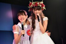 “ハードコア可愛い”担当を星里奈（左）に継承させた阿部かれん（右）。