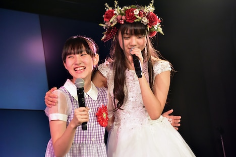 “ハードコア可愛い”担当を星里奈（左）に継承させた阿部かれん（右）。