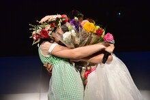 我妻桃実（左）と抱き合う阿部かれん（右）。