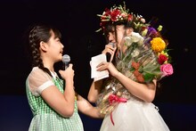 左から我妻桃実、阿部かれん。