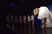 メンバーに感謝の気持ちを伝えた阿部かれん（右端）。