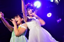 左から我妻桃実、阿部かれん。