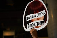 バニラビーンズファンが掲げるプラカード。